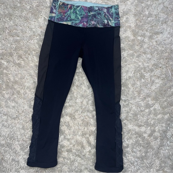 Lululemon Var-City Cropped Navy Blue Floral Workout Pants Sz 4 - Picture 4 of 7
